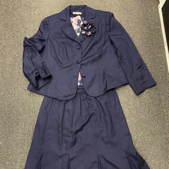 Amanda Smith Jackets & Blazers - $370 Amanda Smith Silk Flower Suit 2 PCs 18W Women’s